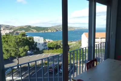 Image de appartement avec vue sur mer et montagne