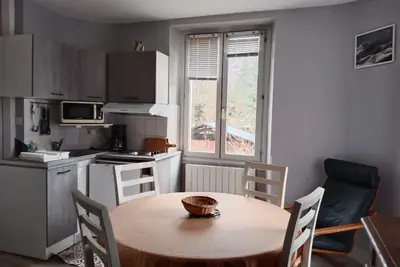Image de 1st floor studio with balcony