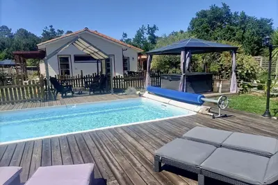 Image de Maison contemporaine, avec piscine et jacuzzi entre lac et océan à Carcans