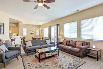 Image de 15 min to PalmSprings, Huge Desert Oasis w Pool+Spa 🌈 Sleeps 10