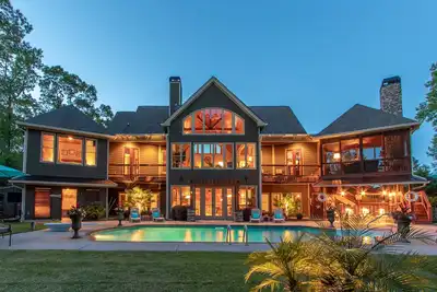 Image de 5 Bedroom Luxury Retreat -Pool, 2-Story Boat Dock, Game Room, Tikki Bar, Privacy