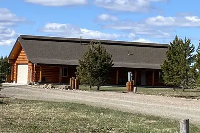 Image de Log Cabin near West Yellowstone! Hot Tub, Single Level!