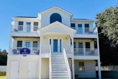 Image de Southern Shores Stunner - Spacious 7 Bedroom - Pet Friendly - Walk to Beach