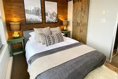 Image de Stunning Deer Lodge Condo in Town Centre at the Olympic Rings