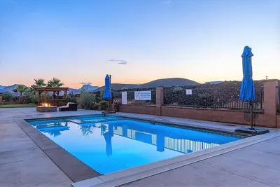 Image de Views of Zion Park - Backyard Heated Pool - Hot Tub - Firepit - Close to Zion