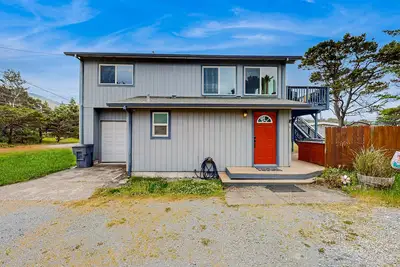 Image de Ideal retreat, 100 yards to the beach - private hot tub, scenic deck & fast WiFi