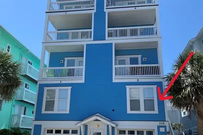 Image de Spacious, ocean view and 30 steps from the beach!