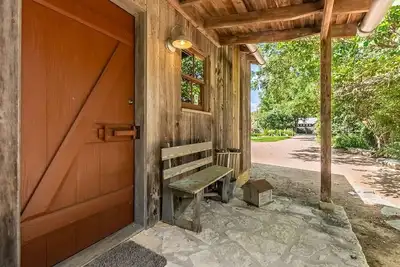 Image de Ada's Peach Street Hideaway - Close to Downtown - Couples Getaway