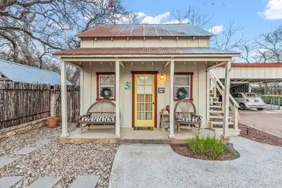 Image de Charming Private 2-Story Cottage - Romantic Getaway - Close to Downtown