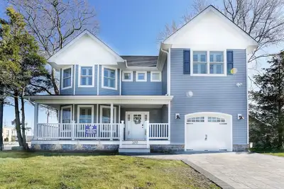 Image de Prime Ppb location, steps to all the restaurants, shops, 5 blocks to the beach!