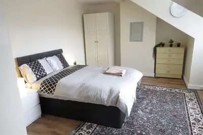 Modern Two Double Bed Full Entire House, Parking, WiFi