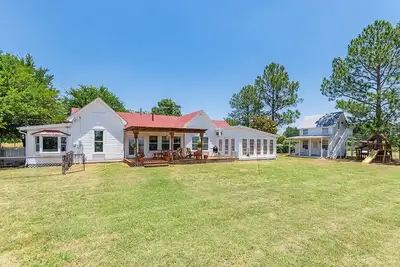 Image de Fischer Farmhouse - Pet friendly - located on a working Peach Orchard!
