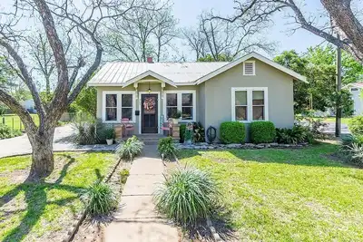 Image de Beverly Haus - 2 blocks from downtown - Romantic Getaway