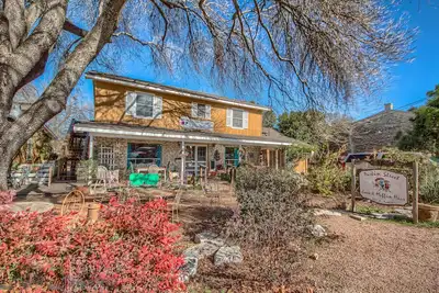 Image de Binky's Nest - 1 Block to downtown - Heart of Fredericksburg
