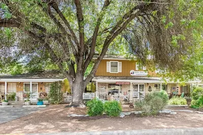 Image de Binky's Summer Afternoon - 1 block to downtown- Jacuzzi tub!