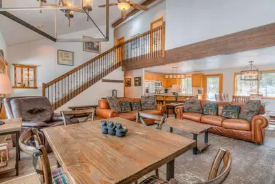Image de 12 sharc passes, game room in the garage, private hot tub, Perfect family vacation home!