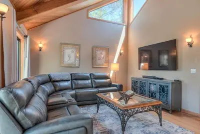 Image de Private deck facing the River, private hot tub, ping pong table, outdoor seating, sharc passes included!