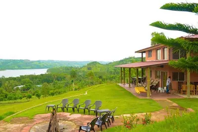 Image de Private suite in lakeview mansion, great for swimming\/hiking