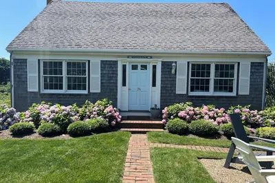 Image de Ideal peaceful location-walk to beach & town. Yard & views.