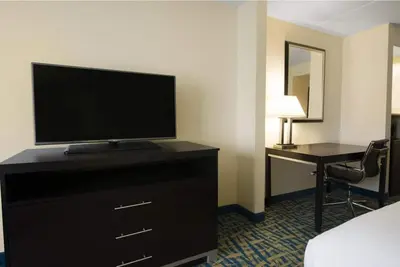 Image de 2 Convenient Units, Free Parking Onsite! Near Savannah National Wildlife Refuge
