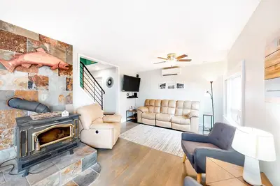 Image de Charming Ocean View Home w/ Free WiFi & Private Washer/Dryer - Dogs Welcome