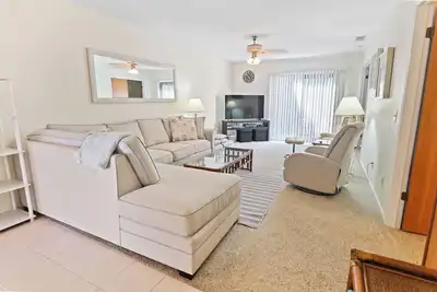 Image de 262 Sea Woods - 3/2 - Chic, Clean, and Close to Beach