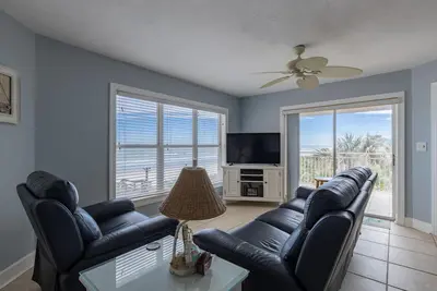 Image de Palm House - Unit 2b- 3bd - Oceanfront Condo | Steps to the Sand