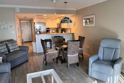 Image de Win San B-204 2bd - Waterfront Gem