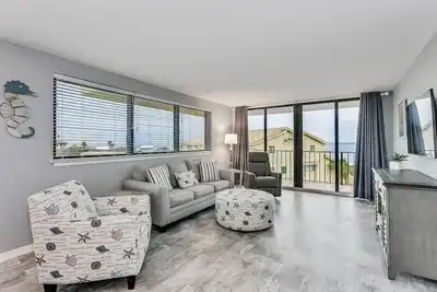 Image de Modern condo, private balconies, with elevator!