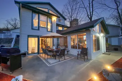 Image de Your Paradise Awaits at the lake. 5bd/3bath big game room.