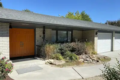 Image de Perfect for Long Stays. Recently remodeled townhouse next to Freeway & C of I.