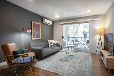 Ample Dt Mountain View 2br w\/ Pool, Gym, Parking, Patio, by Blueground