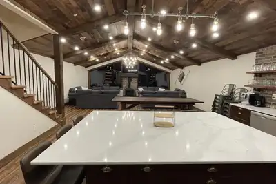 Image de Green Giant B - Luxury mountain retreat 6 bedroom, ski in/out, 9 person hot tub