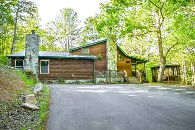 Hawk Haven Spacious cabin w/ hot tub, wifi, dry sauna, firepit, & two fireplaces Pet friendly