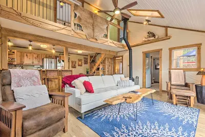 Image de Hendersonville Cabin w/ Hot Tub, Views & Fire Pit!