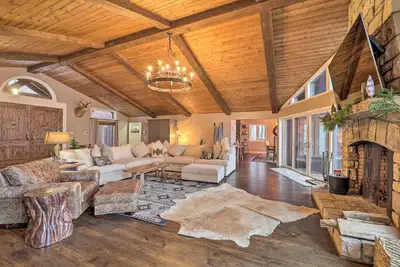 Image de Luxe Beech Mtn Cabin w/ Hot Tub: 2 Mi to Skiing!