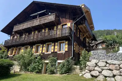 Image de Appt rénové dans chalet\nRANFOLY: 170m2 5 Ch 4 Sdb\n10' pied Tc Supermorzine