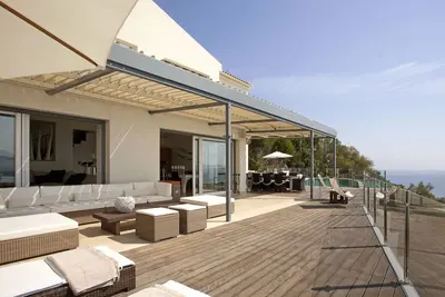 An exclusive and luxurious villa with breathtaking sea views, pool and jacuzzi.