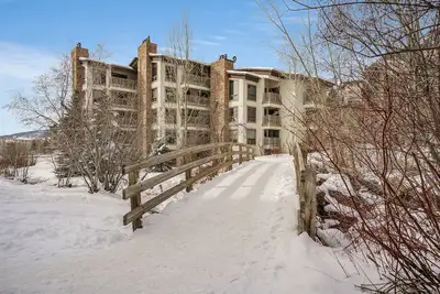 Image de Dulany at the Gondola, Hot Tubs, Fire-Pit, BBQs, Private Shuttle, Ski-In