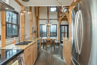 Image de Standing Bear Retreat | Pet Friendly, Hot Tub, Fire Pit & Mountain Views!