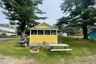 Image de Lakefront Yellow Cottage