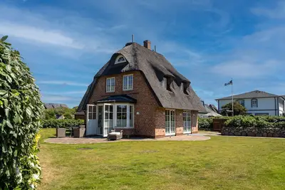 Image de Fantastic thatched beach house with 6 rooms on approx. 200 m², for up to 6 people.