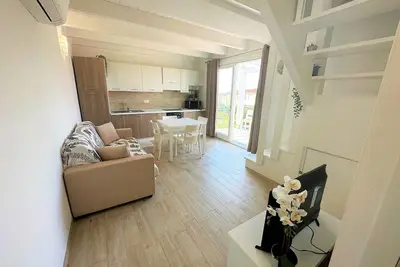 Image de Two-story three-room apartment within walking distance of the sea, in a serviced area, with two balconies