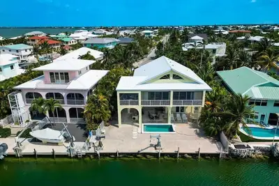 Image de Beautiful Lagoon view on canal pool home Summerland