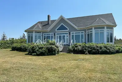 Image de Beachfront Vacation Home Located On The North Shore, 10 Minutes Away From Golf