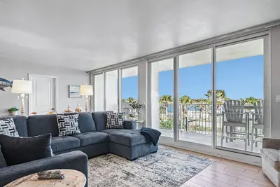 Image de Recently Remodeled- Harbor View - Private Beach - Pool - Hot Tub - Boat Slip