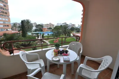 Image de Charmant studio à louer à Roses, Costa Brava! A 1500 mètres de la plage. Capacité de 4 personnes, avec vue sur le jardin et la piscine.
