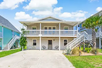 Image de Bright & airy 3br beach cottage with boutique decor; 5 min walk to ocean!