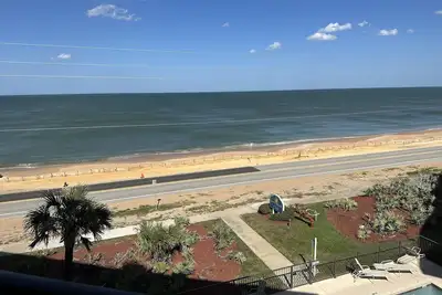 Image de Oceanfront beach condo sleeps six with 4th floor with elevator.