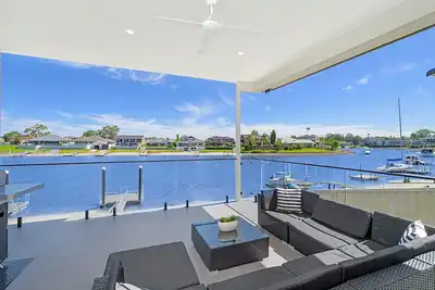Image de Beautiful 4 Bedroom Canal Waterfront Home